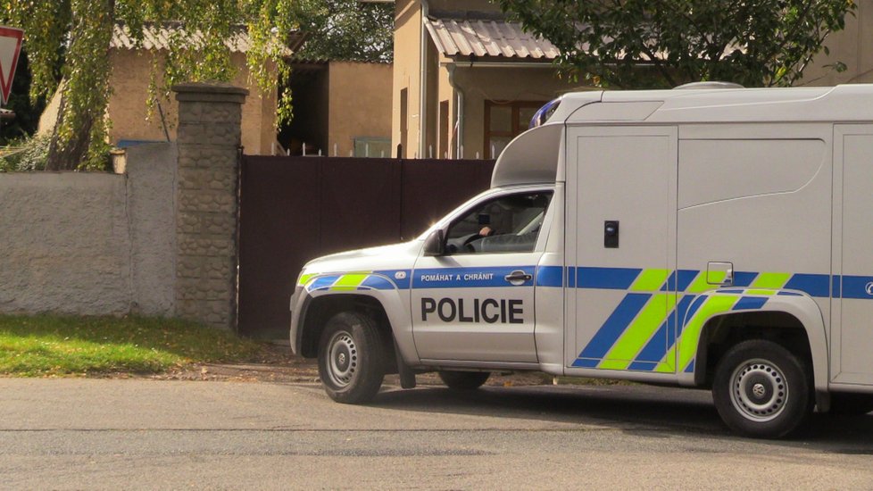 Policie odvezla kostru nalezenou na zahradě rodinného domu