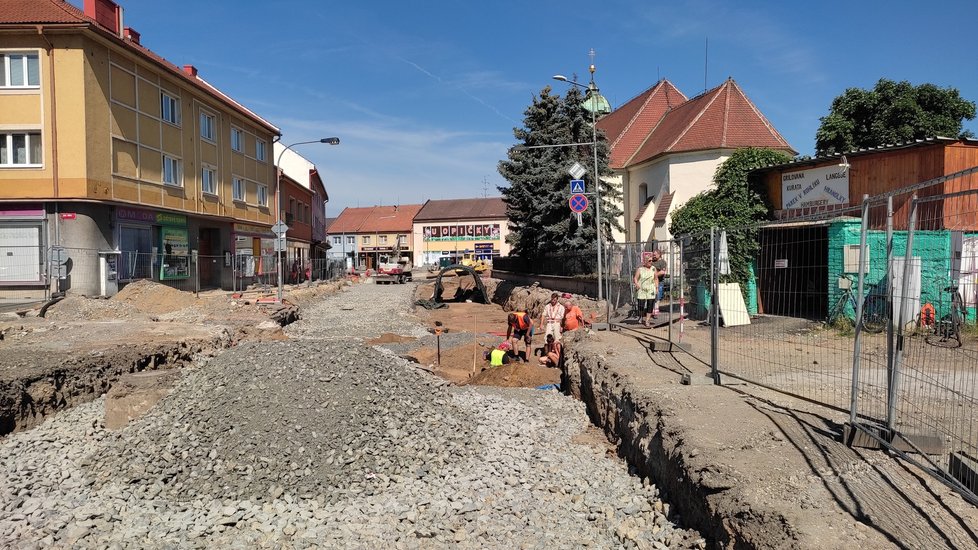 Pohled na dosud neznámé kosterní naleziště pod silnicí I. třídy v centru Veselí nad Moravou.