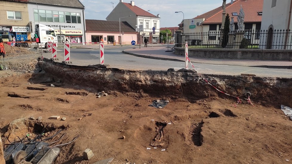 Pohled na dosud neznámé kosterní naleziště pod silnicí I. třídy v centru Veselí nad Moravou.