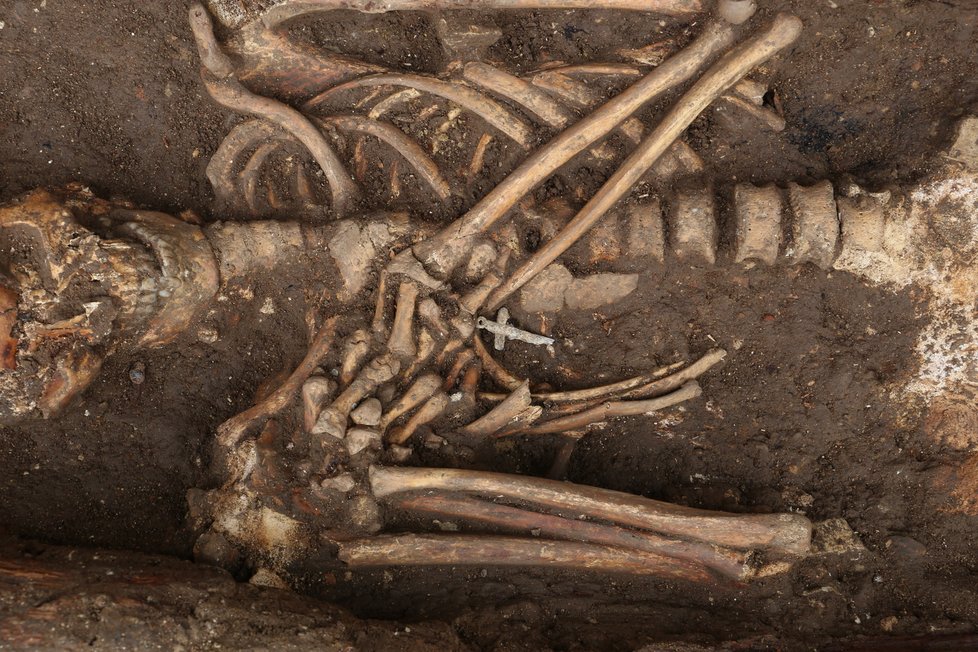 U některých hrobů byly nalezeny i křížky.
