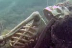 Muž v Arizoně našel při šnorchlování pod vodou dva kostlivce.