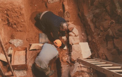 Archeologové při exhumaci ostatků, které patřily majitelům jilemnického panství.
