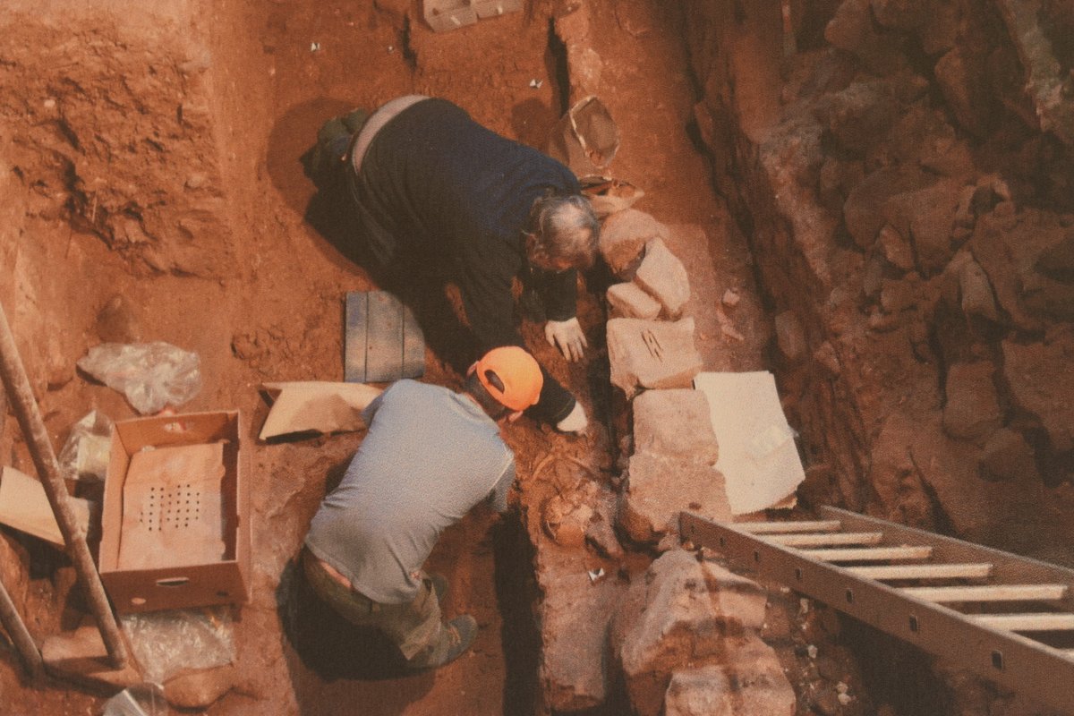 Archeologové při exhumaci ostatků, které patřily majitelům jilemnického panství.