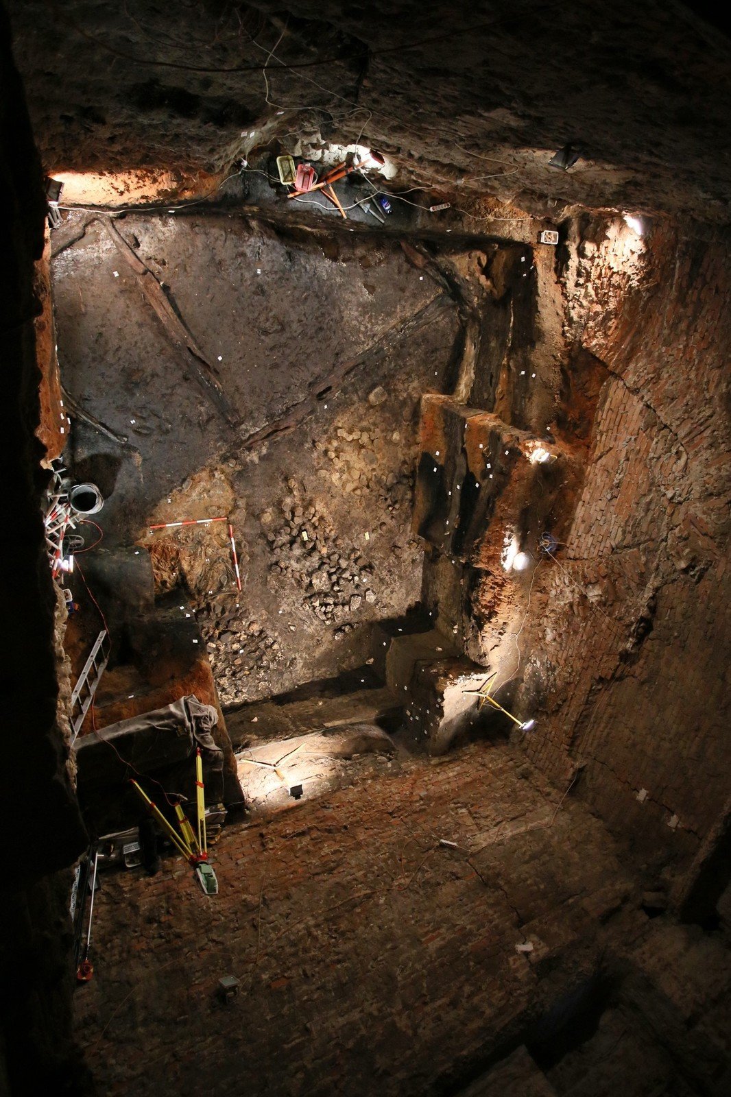 Kostry byly nalezeny v základech bývalých hradeb.