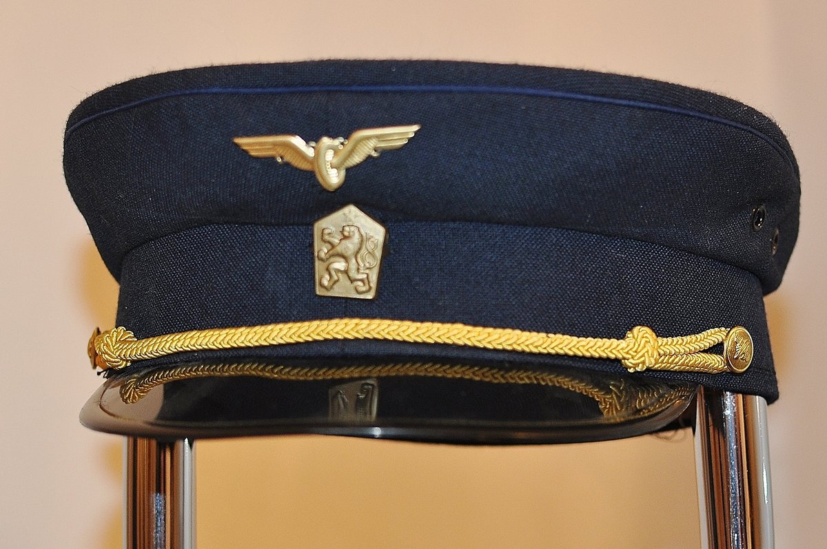 Placatá čepice »aiznboňáka« Kompletní uniforma ČSD – Československých drah, kterou nádražáci nosili od roku 1976 do roku 1992.