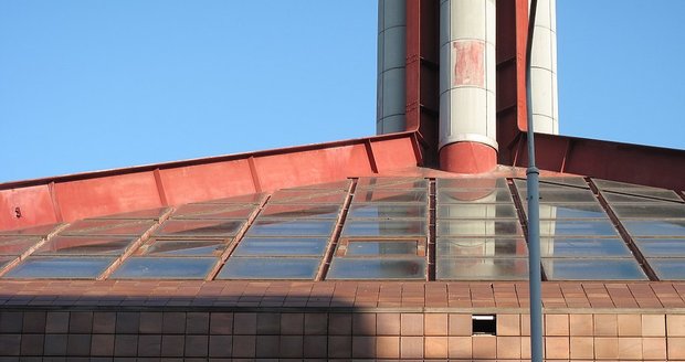 Brutalistní kotelna je jedinou stavbou od Karla Pragera, která se z jeho návrhu na dostavbu VFN postavila