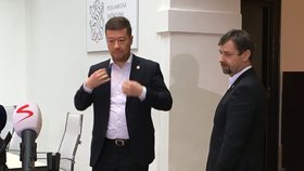 Příprava na tiskovou konferenci SPD. Na snímku Tomio Okamura a Radek Koten.