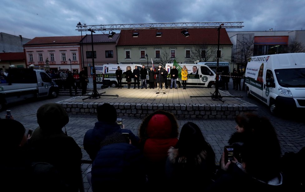 Marian Kotleba na akci propagující jeho krajně pravicovou stranu Ľudová Strana Naše Slovensko (ĽSNS) v Topolčanech (12.2.2020)