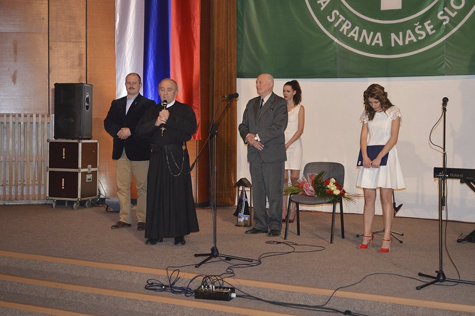 Šeky Kotleba předal v rámci galavečera, který strana pořádala při oslavě výročí vzniku samostatného slovenského státu.