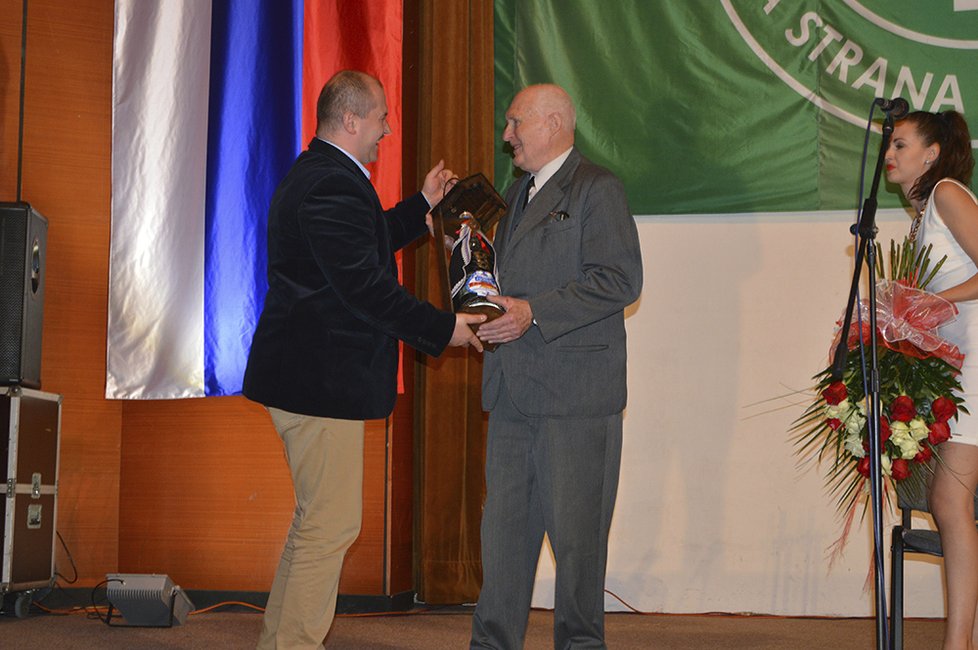 Šeky Kotleba předal v rámci galavečera, který strana pořádala při oslavě výročí vzniku samostatného slovenského státu.