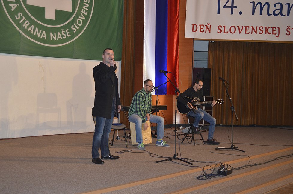 Šeky Kotleba předal v rámci galavečera, který strana pořádala při oslavě výročí vzniku samostatného slovenského státu.