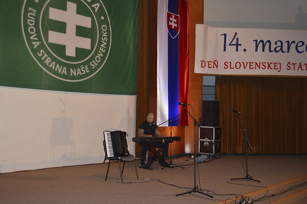 Šeky Kotleba předal v rámci galavečera, který strana pořádala při oslavě výročí vzniku samostatného slovenského státu.