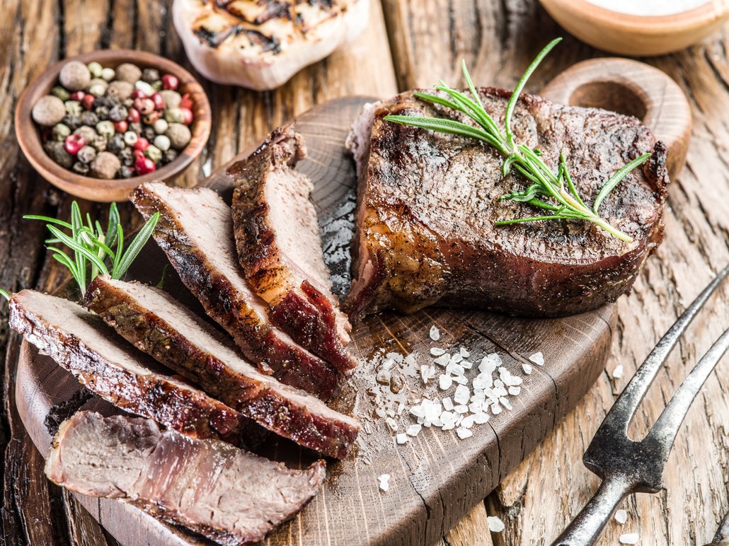 Na ochucení vepřových kotlet postačí jen sůl, pepř a rozmarýn