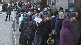 Lidé čekali 22. února ráno ve frontě u budovy Krajského úřadu v Olomouci na odevzdání žádostí o dotace na výměnu starých kotlů za nové - tzv. kotlíkové dotace.