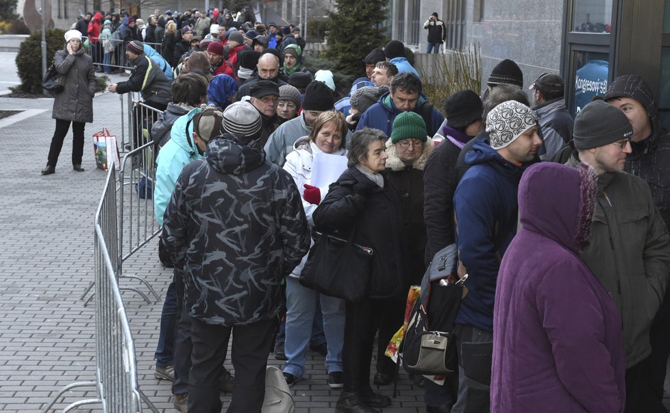 Lidé čekali 22. února 2018 ráno ve frontě u budovy Krajského úřadu v Olomouci na odevzdání žádostí o dotace na výměnu starých kotlů za nové - tzv. kotlíkové dotace.