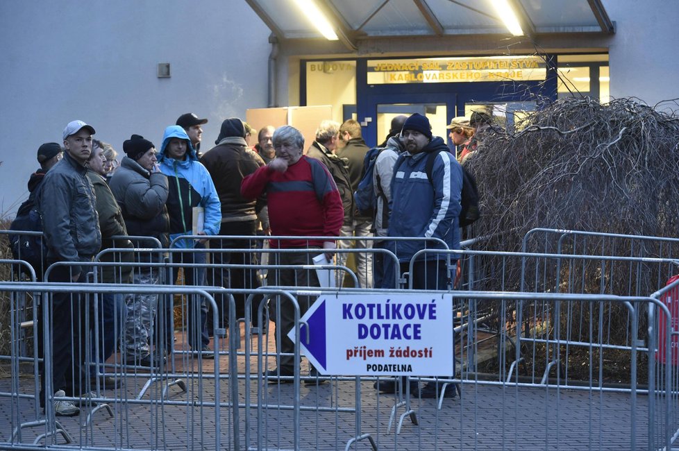 Lidé tvořili dlouhé fronty, aby mohli o kotlíkové dotace zažádat.