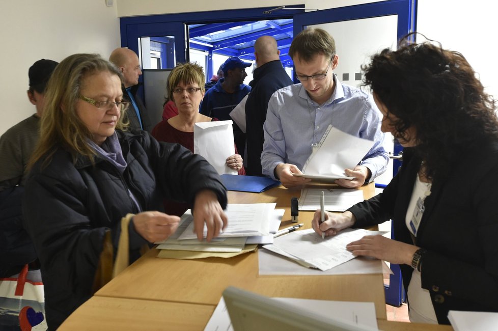 V první vlně kotlíkových dotací poslalo ministerstvo regionům tři miliardy korun. Zájem veřejnosti je však vyšší.