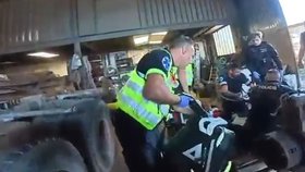 Při opravě traktoru se muži zabodla součástka do hrudníku, skoro vykrvácel