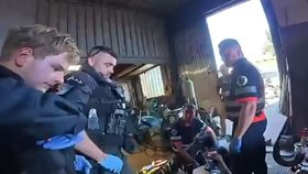Při opravě traktoru se muži zabodla součástka do hrudníku, skoro vykrvácel