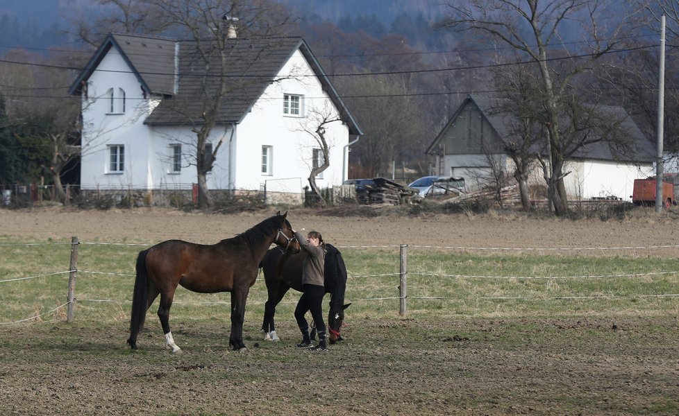 S dcerou Julií žije na farmě v Ludvíkově pod Smrkem.