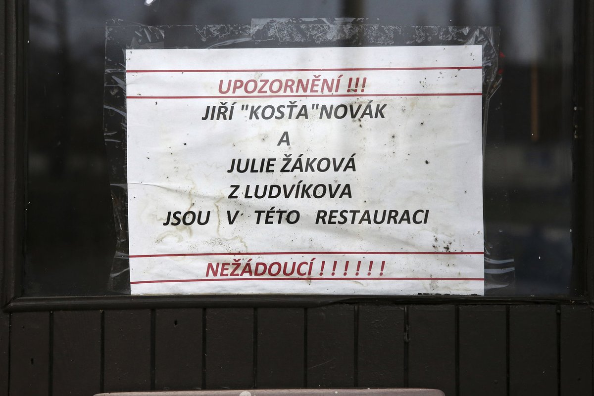 Na dveřích restaurace U nádraží visí zákaz vstupu pro Julii a jejího přítele.