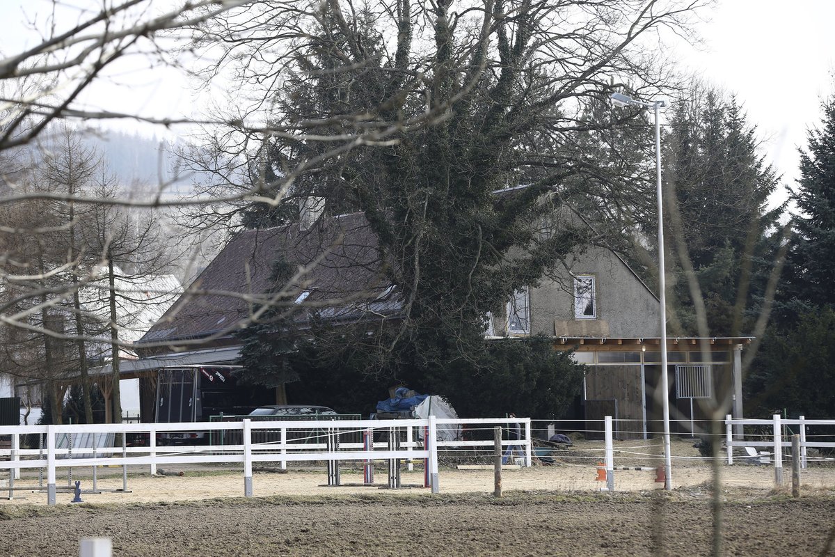 Tady žije Julie Žáková s přítelem a dcerkou. Její matka Jorga je na svém statku také velmi často.