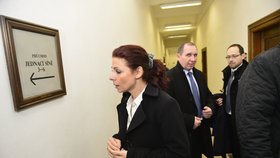 Kateřina Kottová vchází do soudní síně