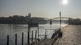 Lodě v Praze znečišťují Vltavu i ovzduší. Magistrát těm „nejšpinavějším“ omezí kotvení