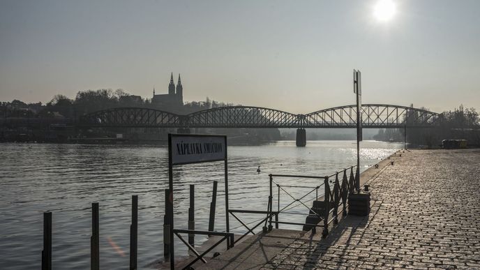 V centru Prahy je podle Státní plavební správy provozováno 43 větších plavidel, z toho evropské emisní normy splňuje jen 21.