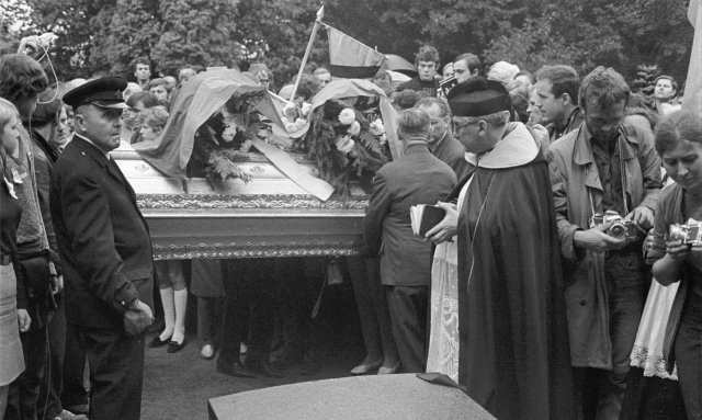 Josefa Koudelku (zcela vpravo) v akci zachytil jiný fotograf na pohřbu dvacetiletého mladíka Milana Kadlece z Dejvic, oběti invaze