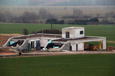 Dělníci pokračující ve stavbě honosné vily, která bude říkat paní Gábině Koukalové a pane jejímu muži.