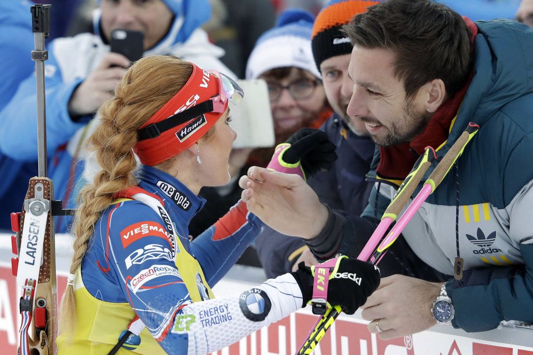 Koukal si Gabču odchytil v Ruhpoldingu rovnou v cíli. Aby všichni věděli, že ti dva k sobě patří.