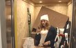 Gabriela Koukalová obložená věcmi ve výtahu během stěhování