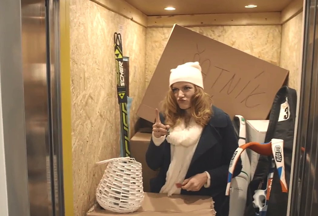 Gabriela Koukalová obložená věcmi ve výtahu během stěhování