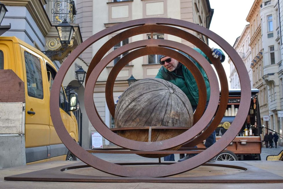 Umělecké dílo je vyrobeno ze dřeva a oceli a váží 600 kilogramů.