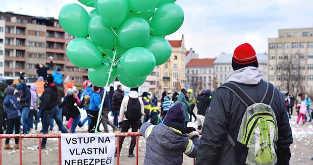 Obří koulovačka na Letné bavila nejen děti, ale také dospělé.