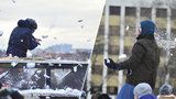 Koulování na blátě: Pražané si užili první letošní sníh na Letné, přivezli ho z Krkonoš