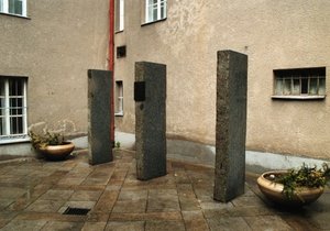 Hrůzy, které se děly v Kounicových kolejích v Brně, připomíná památník.