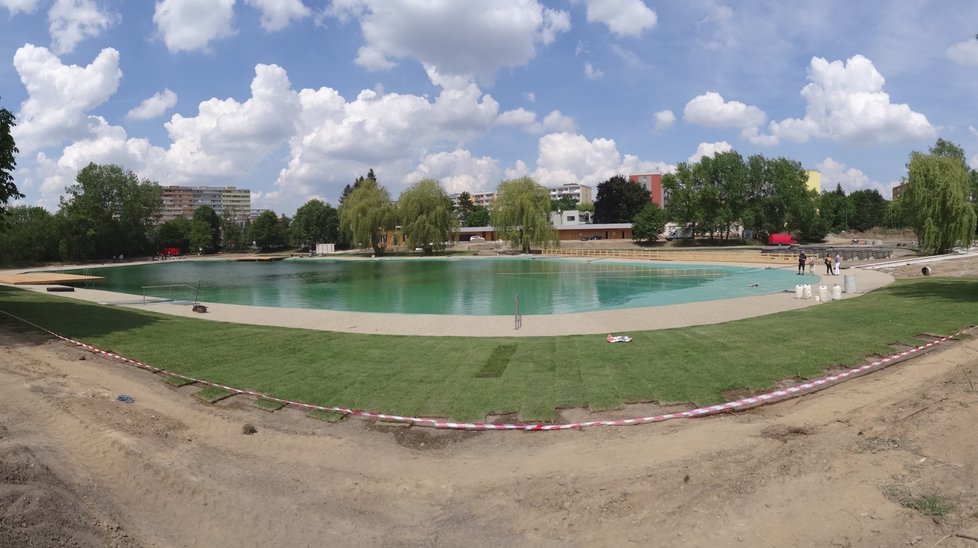 Koupaliště Lhotka se konečně rýsuje. První návštěvníci sem vstoupí během prázdnin.