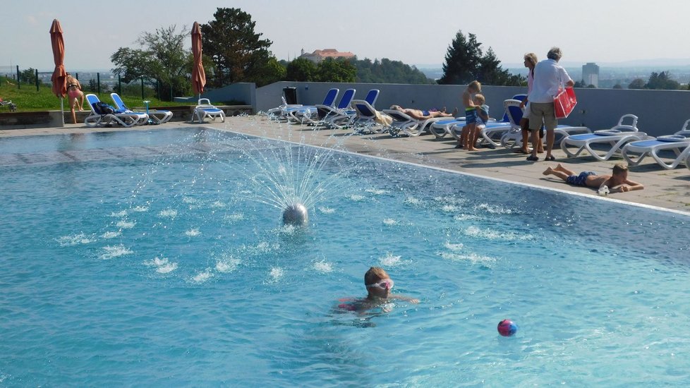 Brněnské koupaliště na Kraví hoře bude díky příznivému počasí a dohřívaným bazénům otevřené až do 20.září.