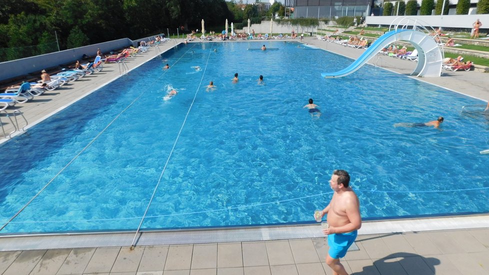 Brněnské koupaliště na Kraví hoře bude díky příznivému počasí a dohřívaným bazénům otevřené až do 20.září.