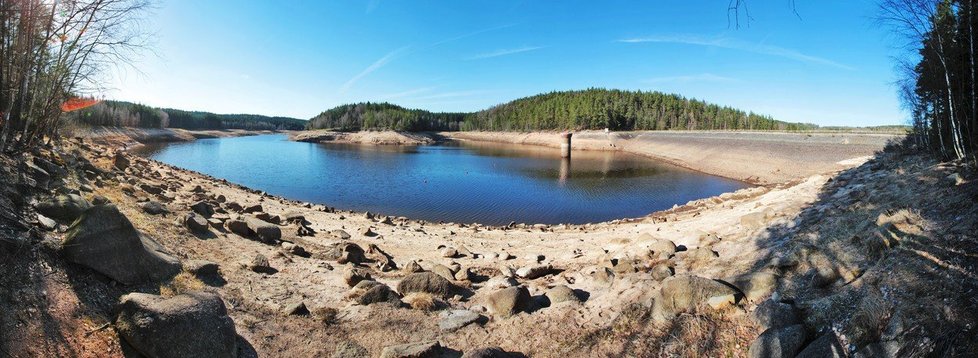 Tatrovická přehrada nabízí jedno z nejkrásnějších koupání v regionu
