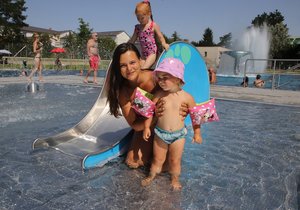 Lucie Bilíková (28) s dcerou Julinkou (2) si návštěvu kyjovského koupaliště hodně užívaly.