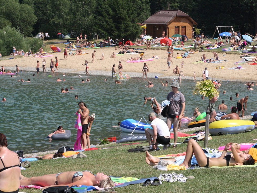 Volte i lehčí stravu, která vás ochladí a je bohatá na vodu – například melouny, ředkvičky, rajčata, okurky nebo cukety.