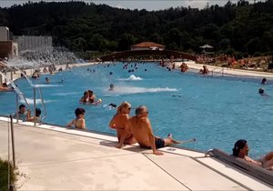 Kam v Brně na koupaliště: Nejen bazény a tobogány, ale i minigolf, lanové centrum a trampolíny