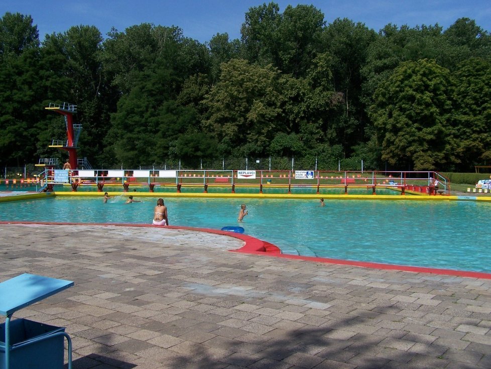 Koupaliště v Kralupech nad Vltavou je jako stvořené pro relaxaci.