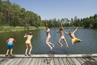 Školák skočil šipku do mělkého rybníka a ochrnul: Může si za to sám, rozhodl soud