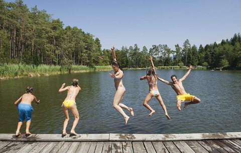 Chystejte plavky, léto přijde s koncem prázdnin