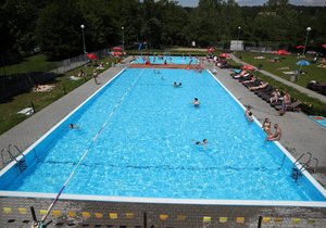 Od pondělí budou moci otevřít venkovní bazény