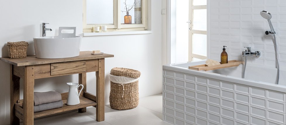 Oblíbeným řešením současnosti jsou designová umyvadla na desku. Toto je inspirováno džberem a je tak ideální pro rustikální styl koupelny.